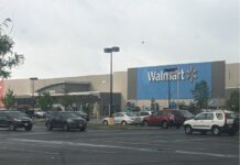 Người phụ nữ bị buộc tội vì để 3 đứa trẻ trong chiếc SUV nóng khi đi mua sắm tại NJ Walmart