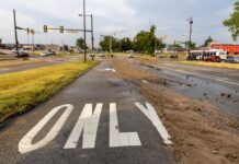 Vỡ nước chính gây ra lũ lụt nặng nề ở Bustleton, làm tắt các làn đường trên Đại lộ Roosevelt