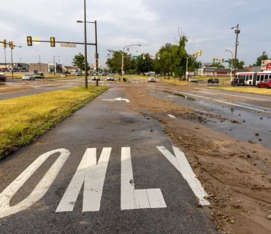 Vỡ nước chính gây ra lũ lụt nặng nề ở Bustleton, làm tắt các làn đường trên Đại lộ Roosevelt