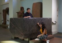 Tại sao phiến đá này lại là một trong những vật nổi tiếng nhất thế giới?