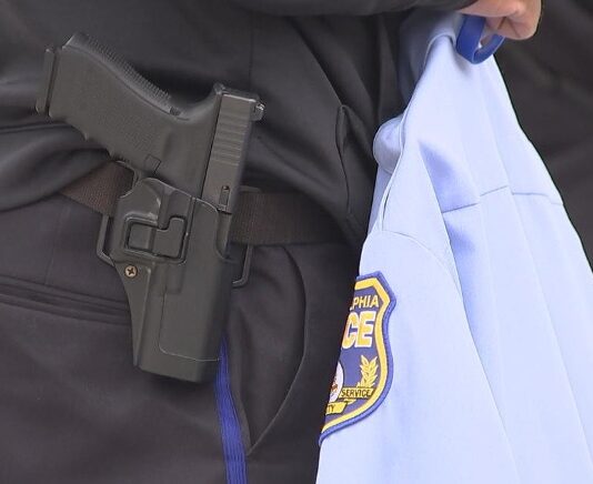 Dữ liệu cho thấy cảnh sát Philadelphia đã bán gần 900 khẩu súng đã qua sử dụng. Sau đây là những gì cuộc điều tra của chúng tôi tìm thấy.