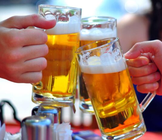 CEO Carlsberg “than khổ” vì áp lực chi tiêu khiến thói quen uống bia của người dân thay đổi