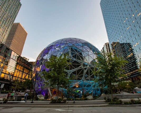 Amazon gây sốc: 14,000 nhân viên bị sa thải qua tin nhắn, công ty công nghệ đang loay hoay trong bão AI?