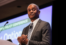 Quan chức ủng hộ không cắt giảm lãi suất bất ngờ tuyên bố rời Fed