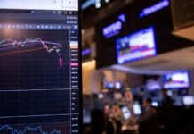 Các gia đình siêu giàu chuyển hàng tỷ đô từ cổ phiếu sang bất động sản, tiền số trong năm 2025