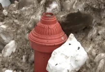 Các trụ cứu hỏa bị vùi lấp trong tuyết gây chậm trễ cho lực lượng cứu hỏa khi ứng phó với các vụ cháy.