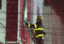 9 lính cứu hỏa bị thương do sập sàn nhà trong vụ cháy nhà liền kề cấp 2 ở Philadelphia.