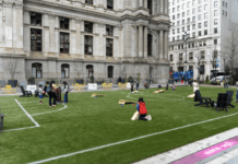 Khu vui chơi World Cup mang các trò chơi ngoài trời đến Tòa thị chính.