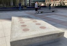 Tại quảng trường Thomas Paine được thiết kế lại, không gian mới dành cho những người chơi ván trượt giúp họ tránh khỏi bị đổ.