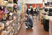 Một cuộc khảo sát cho thấy gần một nửa người Mỹ cho rằng nền kinh tế đang trong tình trạng tồi tệ và ngày càng xấu đi.