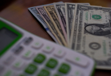 Theo phân tích, người Mỹ đang gánh khoản nợ trọn đời trị giá 1,79 triệu đô la, trong khi tổng nợ của Mỹ đạt mức kỷ lục 18,4 nghìn tỷ đô la.