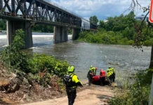 Hai đứa trẻ được cứu sống sau khi được tìm thấy ngập đến cổ trong dòng sông Schuylkill.