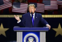 Ông Trump hứa sẽ tặng mỗi người Mỹ trưởng thành 5.000 đô la nếu đảng Cộng hòa thắng cử giữa nhiệm kỳ.
